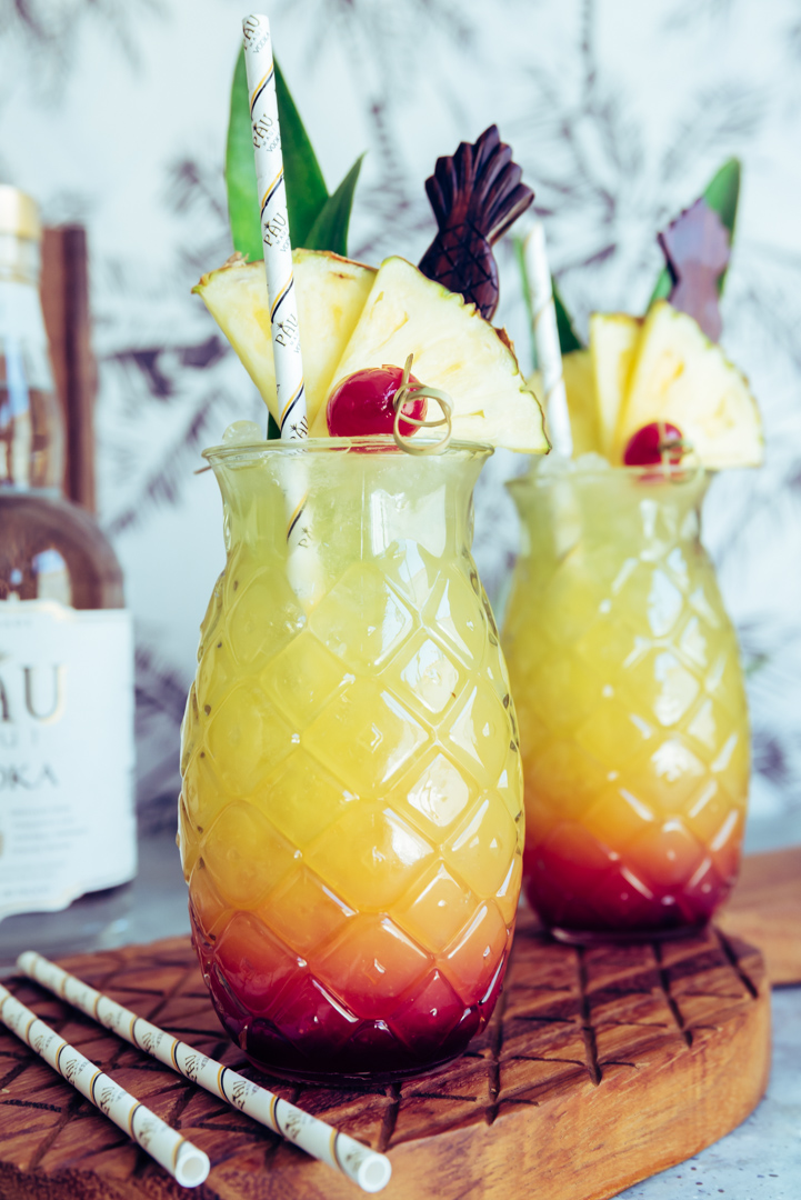 Maui Sunset Cocktail (Pineapple Hibiscus Vodka Cocktail) www.pineappleandcoconut.com #PAUMauiVodka #Earthday #sipresponsibly #noplastic #stopsucking #sipdontsuck #sponsored @paumauivodka
