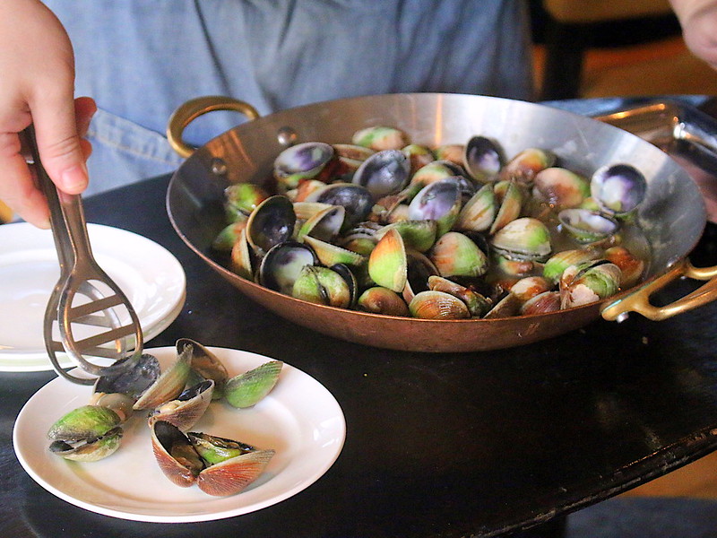 Clams served table side