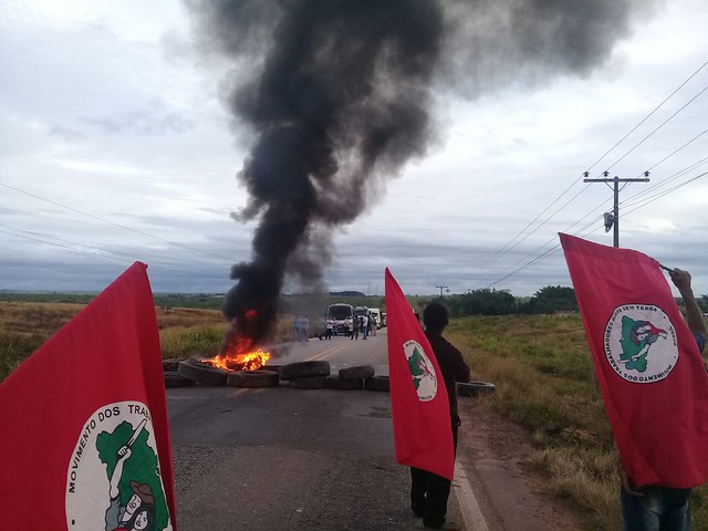 A rodovia BR-101, em Natal (PB), foi bloqueada em protesto na manhã desta sexta-feira; segundo Jaime Amorim, do MST, Lula é "a voz do povo" - Créditos: MST