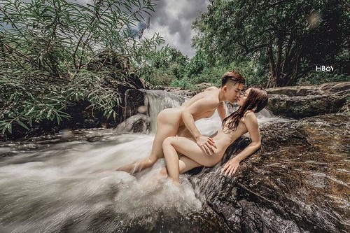 Đỏ mặt với bộ ảnh cưới khoe thân trong rừng và dưới thác của cặp đôi 9x 01