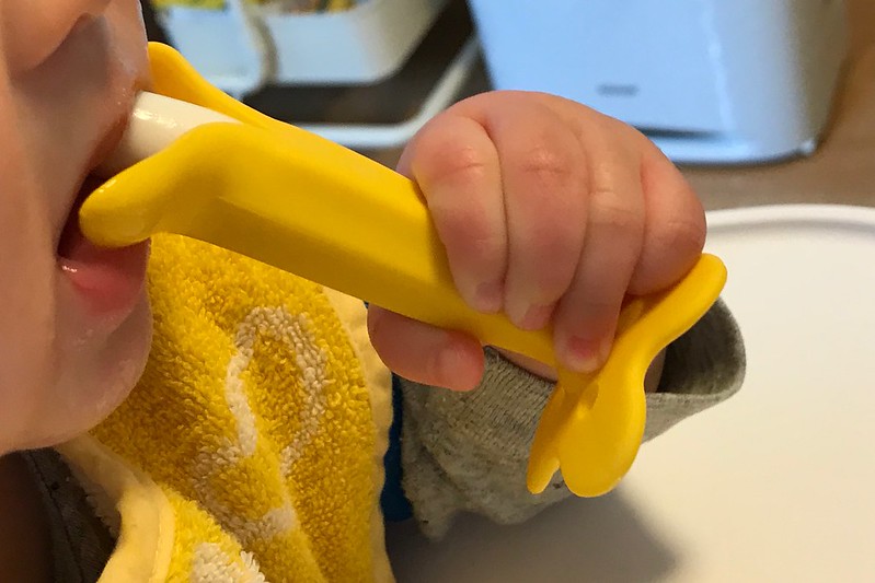 赤ちゃんがバナナの形をした歯がためを噛み噛みする姿が無茶苦茶かわいい 育児 とくとみぶろぐ