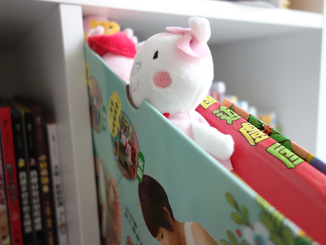 小豬乖乖玩偶可以塞進書盒縫隙裡＠小豬乖乖的立體花園遊戲屋