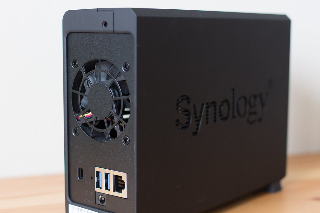 Synology DS118 背面