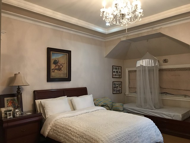 guest room, March 29, 2018