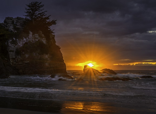 sunrise sunrays brighton beach otag dunedin otago newzealand picture photo image ocean waves rocks pictures photos images clouds