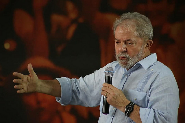 Lula recebe apoio internacional após se entregar na sede da Polícia Federal em Curitiba - Créditos: Júlia Dolce