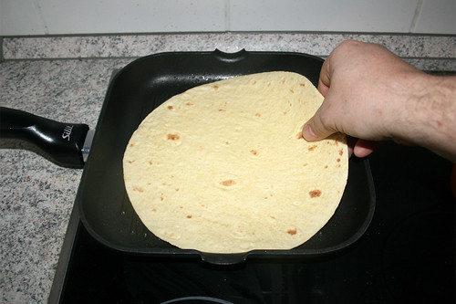 22 - Tortilla in Pfanne geben / Put tortilla in pan
