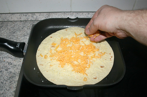 23 - Tortilla mit Käse bestreuen / Dredge tortilla with cheese