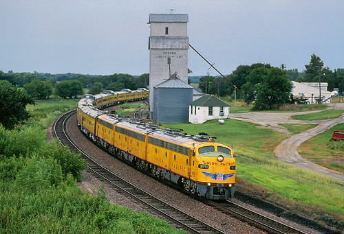unionpacific up passengertrain emd e9 951 aba eunit grainelevator verdon nebraska upfallscitysub domeliner streamliner ne