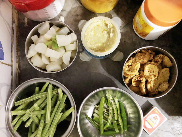 Julia Child in Delhi – Professional Cook Archana Das Cooks the Bengali Panchmishali Subzi in Her Kitchen, Chilla Village