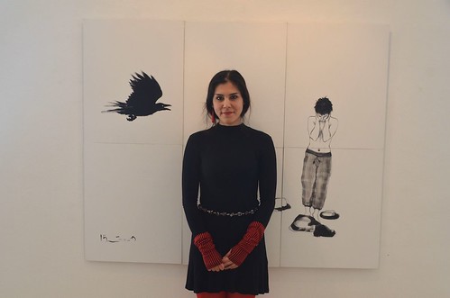 Hasti Radpour famför en målning Utan titel