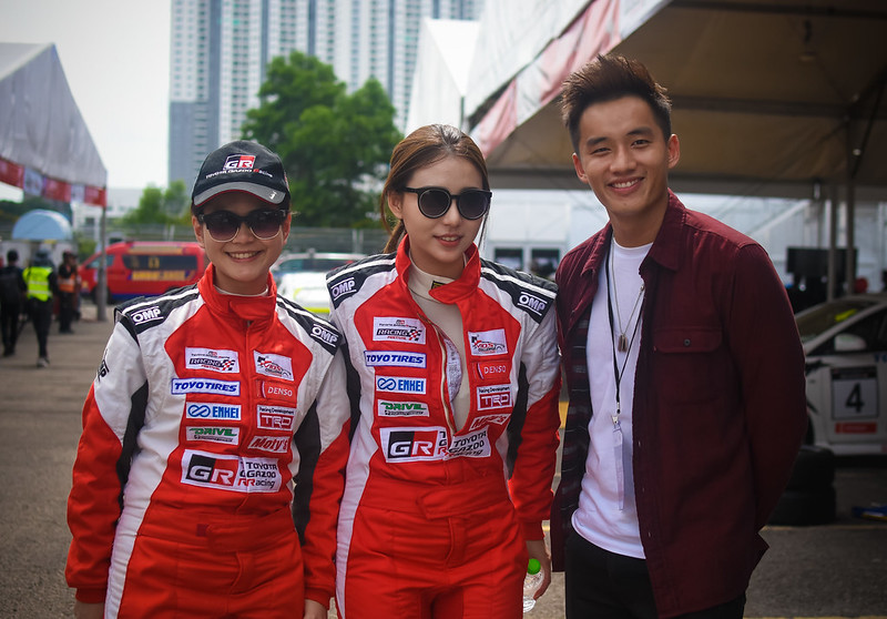 Geraldine Gan And Venice Min Posing With A Fan Before The Qualifying Session