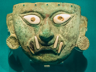 Totenmmaske aus Kupfer und Muscheln der Gottheit Ai Apaec, Moche-Kultur, 100 - 800 n.C.