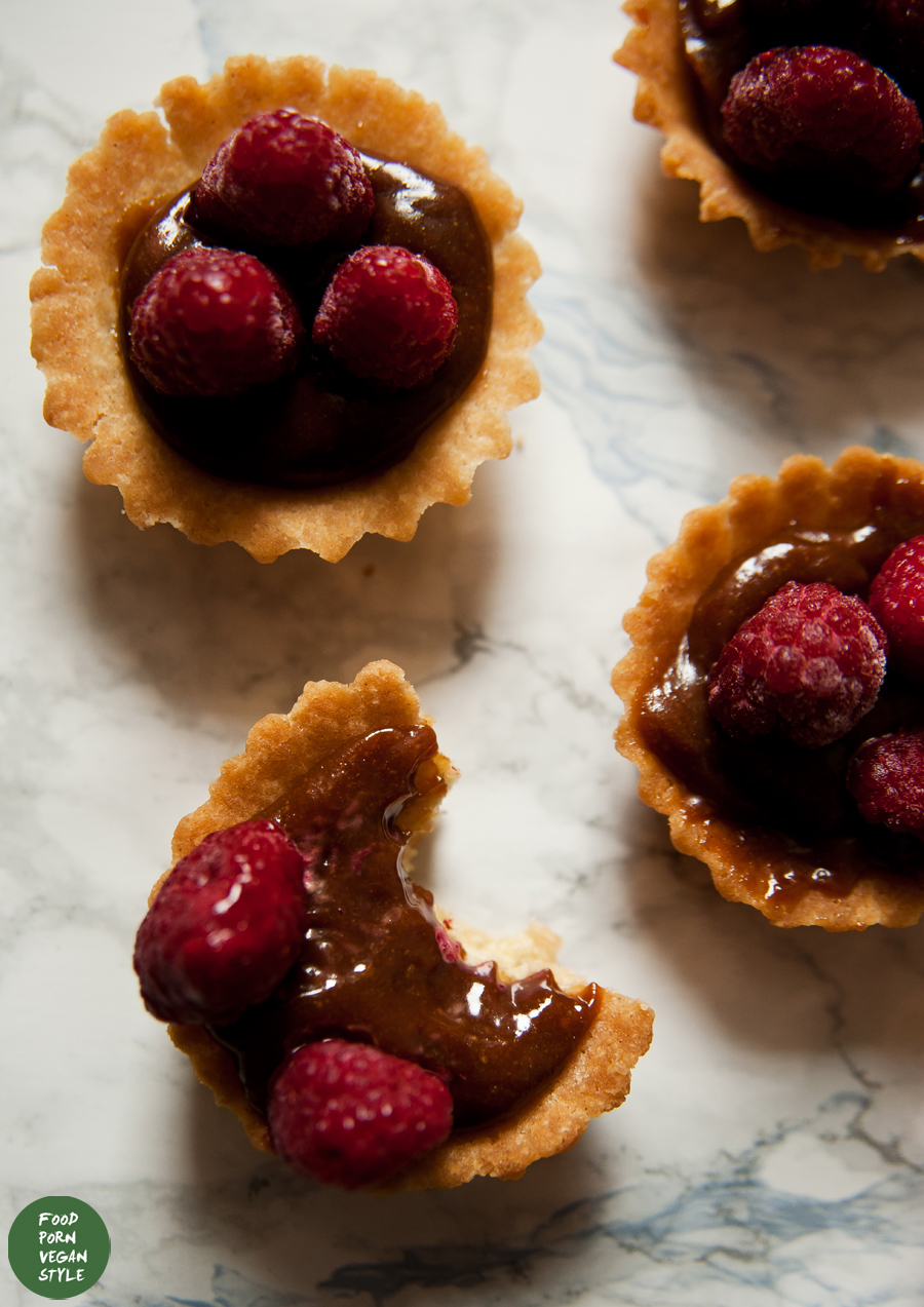 Gluten-free tartlets with carob-tahini cream and raspberries / Kruche babeczki z kremem karobowo-sezamowym i malinami