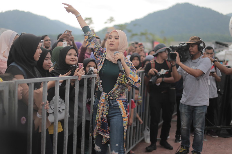 Nabila Razali Menghiburkan Penonton Dengan Lagu Popularnya