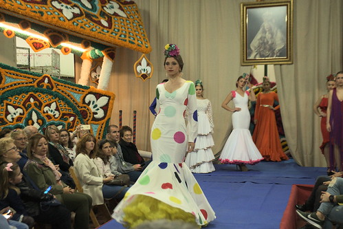 Desfile de moda flanenca a beneficio de la Hermandad de Valme