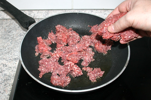 20 - Rinderhackfleisch in Pfanne geben / Put minces beef in pan