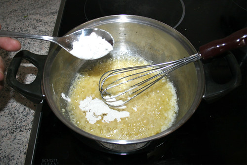 33 - Mehl mit Schneebesen einrühren / Stir in flour with wire whip