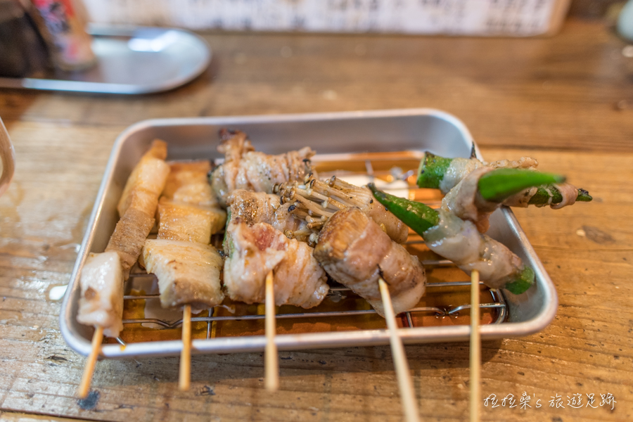 日本沖繩國際通屋台村，匯集了沖繩各式在地美食攤位，越夜越熱鬧的小街區，一起感受日本居酒屋的迷人氛圍