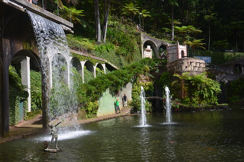 Wasserfall und Fontänen im tropischen Garten