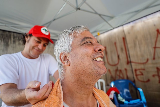 Ivair Silva recebendo massagem do voluntário Valcir Santi, na tenda da saúde instalada no Acampamento Lula Livre, em Curitiba  - Créditos: Ricardo Stuckert