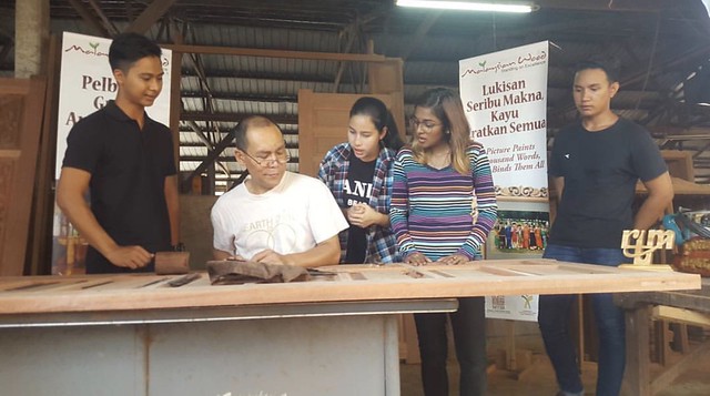 Eyra dan Kameesha belajar cara ukiran kayu