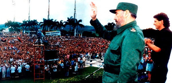 Fidel Castro na Praça Ernesto Che Guevara, de Santa Clara, ao lado está Díaz-Canel, 1996 (Foto: Telecubanacan)