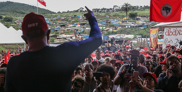 Lula habla a militantes del MST de Minas Gerais durante visita a un campamento en 2017 - Créditos: Ricardo Stuckert