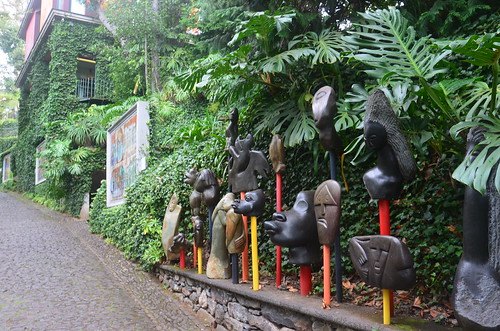 An der Wegseite ist afrikanische Kunst aufgestellt.