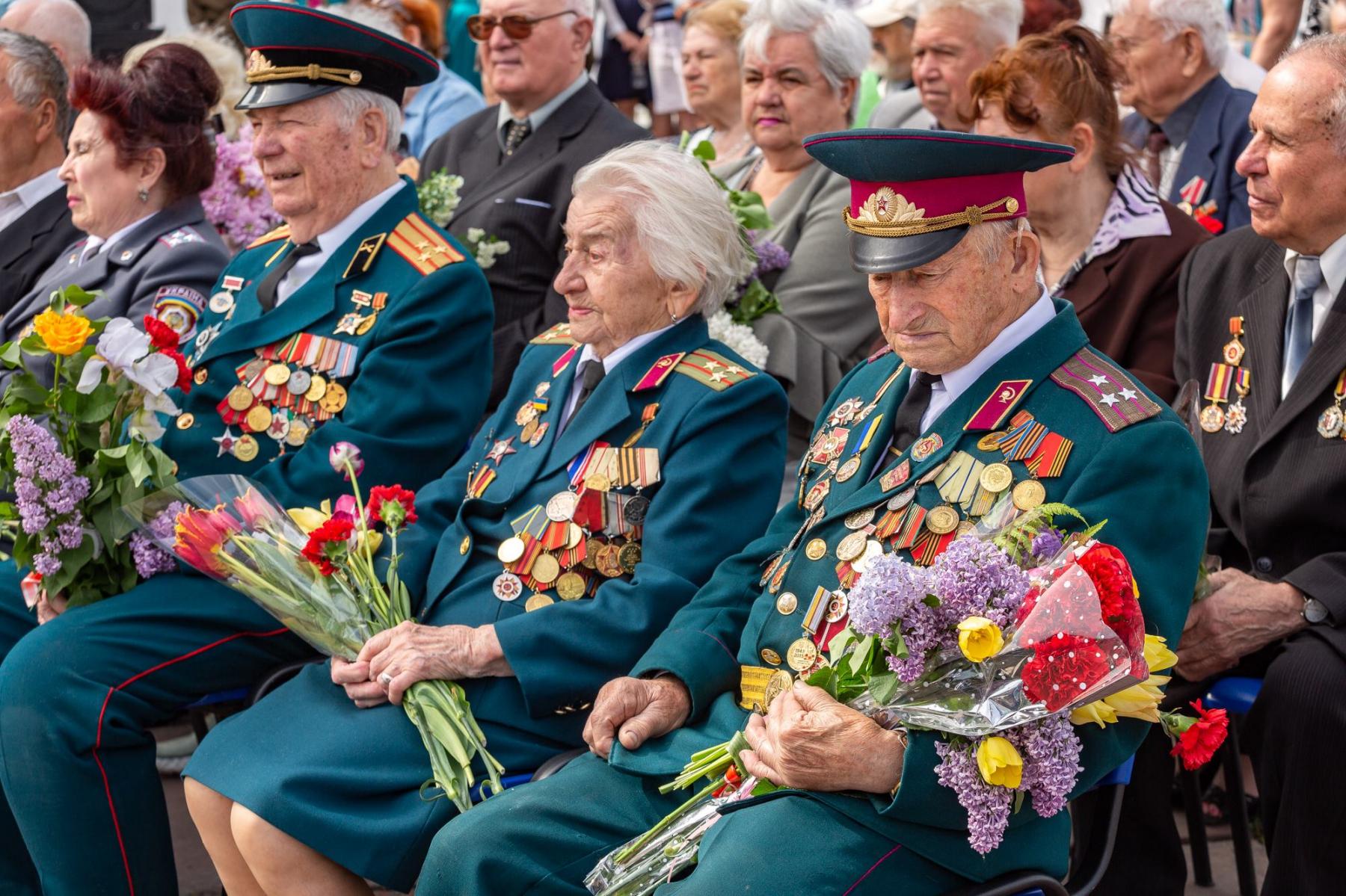 9 мая пенсионеры. 9 Мая ветераны. С праздником ветераны. С праздником 9 мая. Ветераны с цветами.