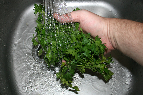 18 - Petersilie waschen / Wash parsley