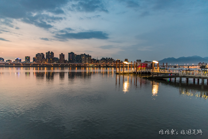 台北 PIER5 大稻埕碼頭河岸特區，迷人夕陽下的貨櫃市集，黃昏時的小天台、河岸邊，每一處都是最浪漫的拍照背景
