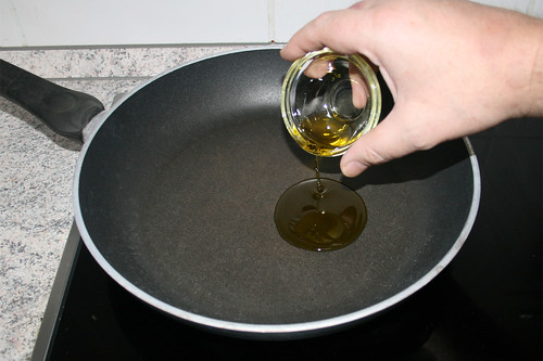 22 - Olivenöl in Pfanne erhitzen / Heat up olive oil in pan