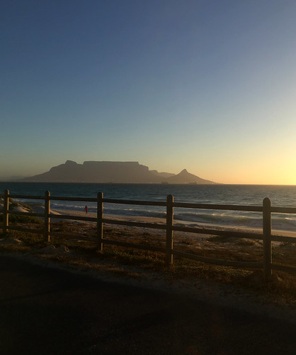 tablemountain capetown southafrica westerncape scenery scenic sunset dusk mountain sea ocean water sand fence waves orange blue sky 2017 iphone iphonography iphonese