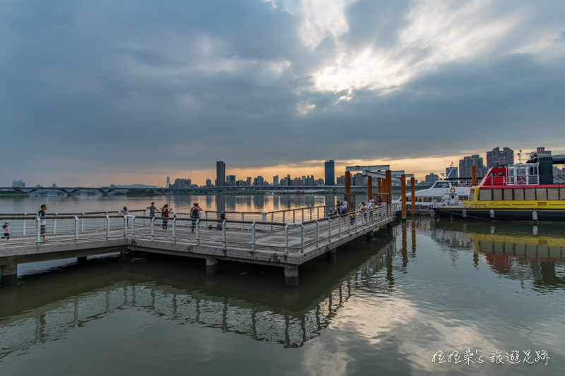 台北 PIER5 大稻埕碼頭河岸特區，迷人夕陽下的貨櫃市集，黃昏時的小天台、河岸邊，每一處都是最浪漫的拍照背景
