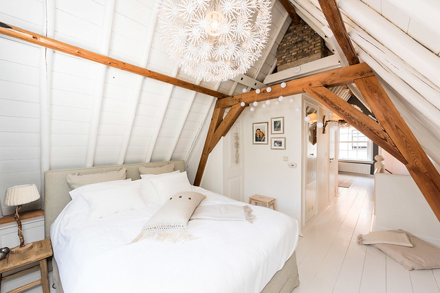 Slaapkamer balkenplafond licht landelijk