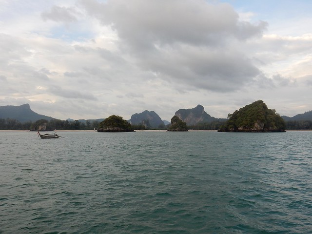 Rumbo a Ao Nang: navegando entre gigantes de roca - TAILANDIA POR LIBRE: TEMPLOS, ISLAS Y PLAYAS (26)