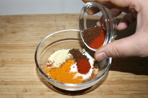 19 - Gewürze in Schüssel geben / Put all spices in bowl