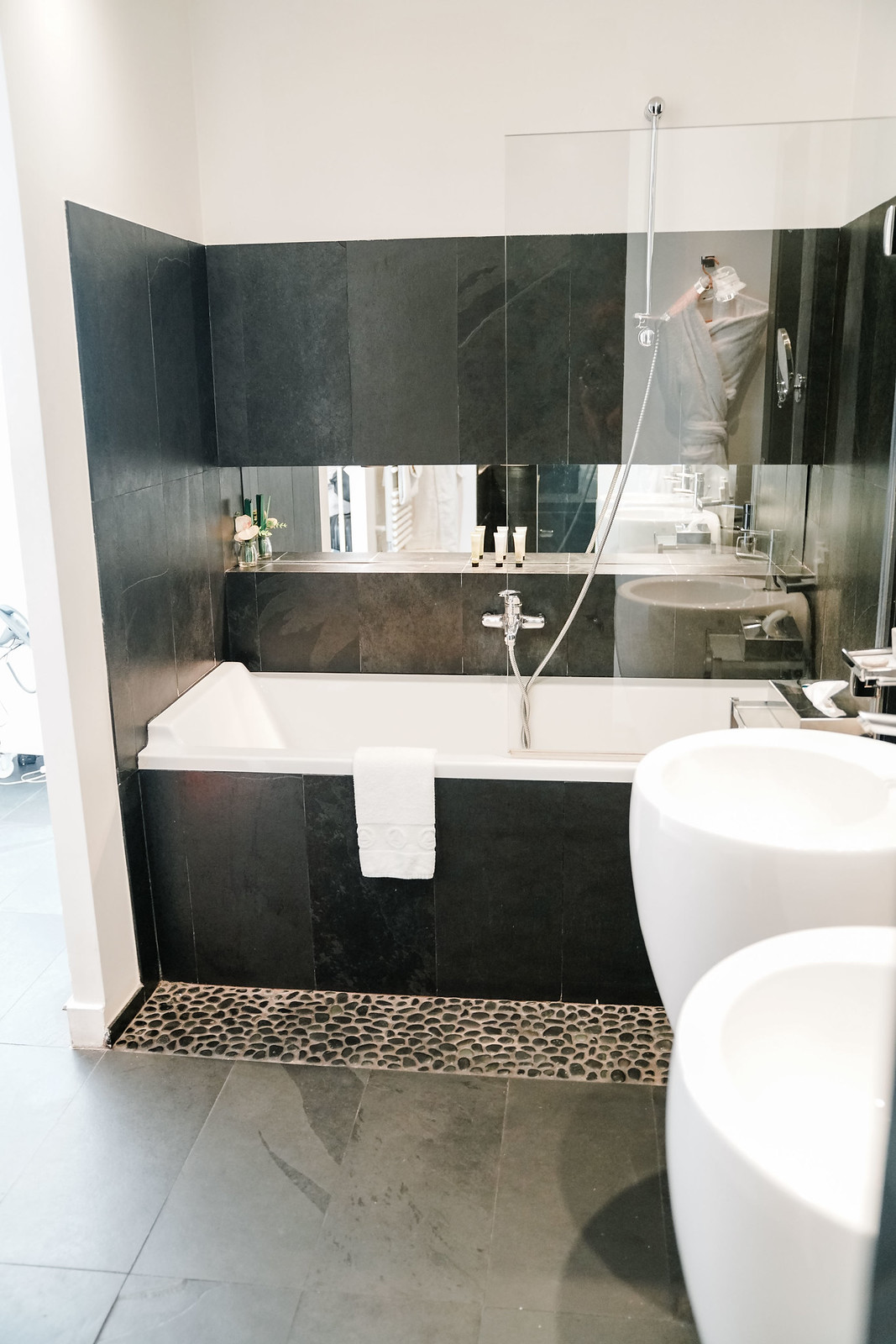 1k Paris hotel l deluxe bathroom review