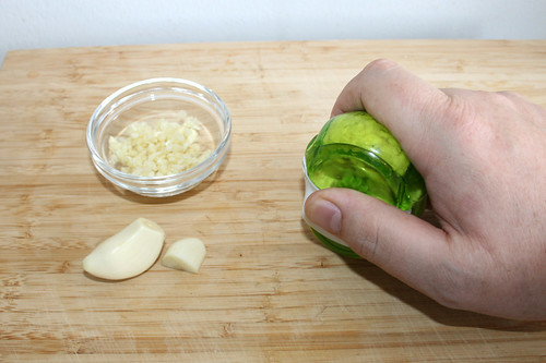 15 - Knoblauch zerkleinern / Mince garlic