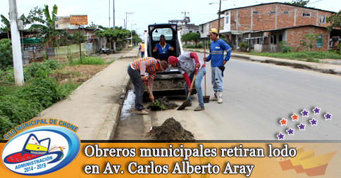 Obreros municipales retiran lodo en Av. Carlos Alberto Aray