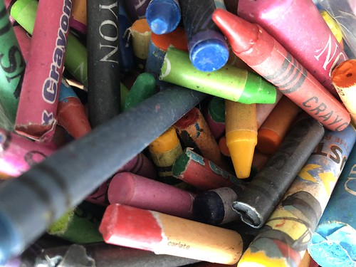 Making recycled crayons from broken crayon bits. Read how on EvinOK.com