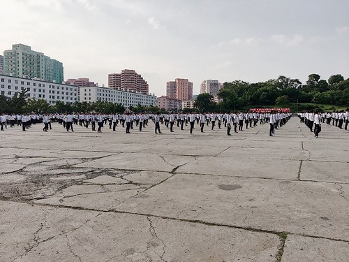 剛好遇到在為 9 月 9 日北韓 70 周年國慶練習的北韓人民