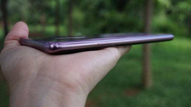 Sisi samping Galaxy S9 Plus (Liputan6.com/ Agustin Setyo W)