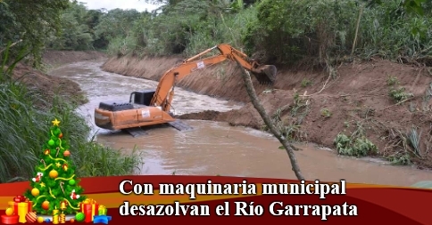 Con maquinaria municipal desazolvan el Río Garrapata