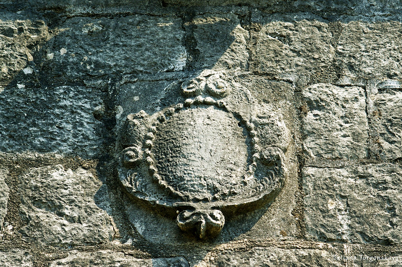 Герб на городской стене