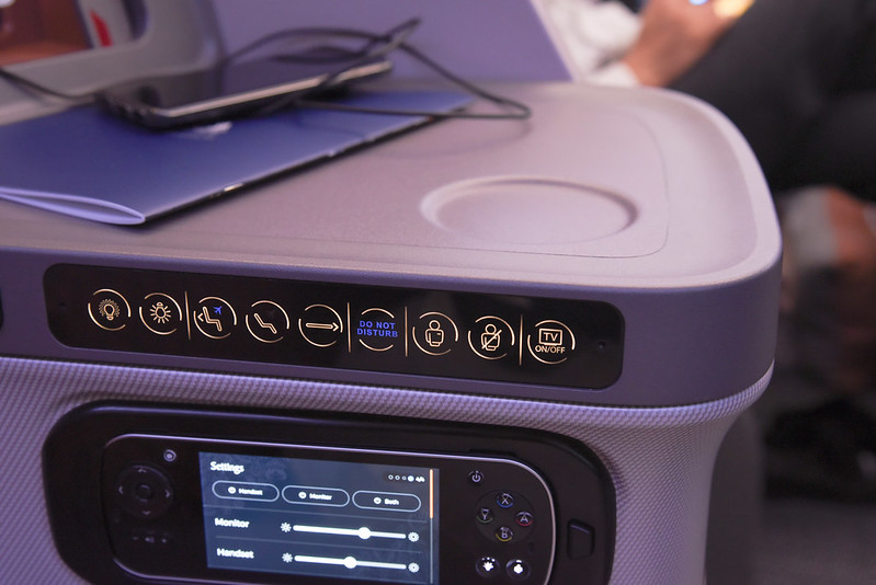 seat controls on singapore airline's 787-10 dreamliner in business class