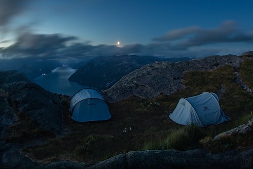 tents zelte camping people pulpit rock preikestolen prekestolen nature natur fisheye view landscape landschaft fjord norway wideangle water night hiking tent zelt