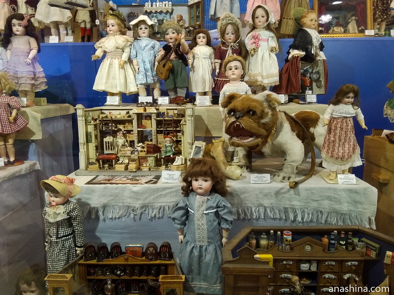 Старые куклы и домики