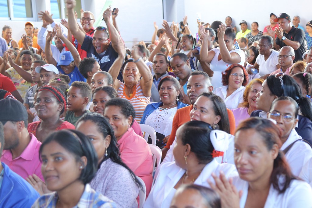 Cabral exhibe modernidad en los servicios de salud. Danilo Medina entrega el nuevo hospital municipal